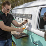 Photographie d'un homme qui se sert une bière