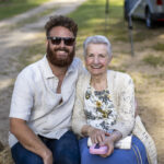 Photographie d'un jeune et d'une dame âgée souriants