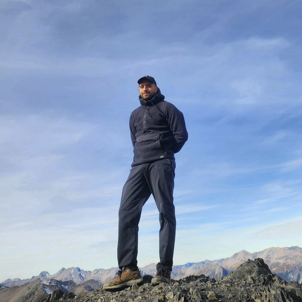 Photographie d'une homme au sommet d'une montagne